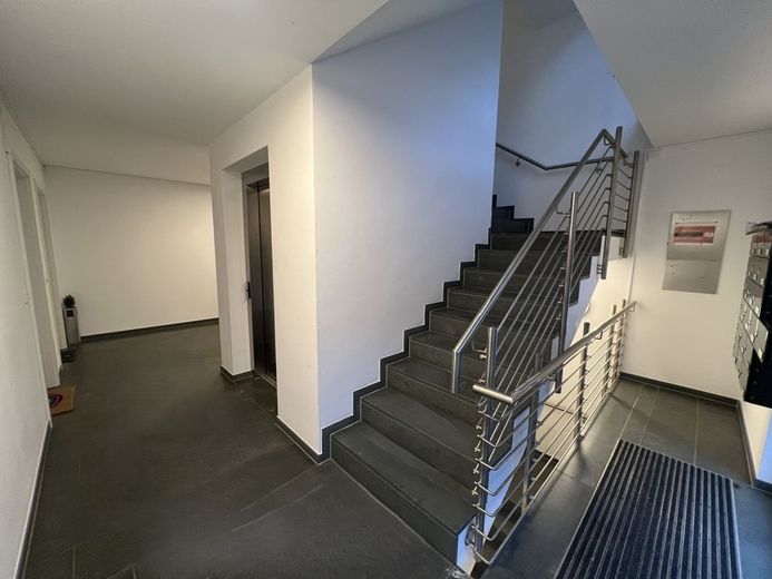 Gevelsberg-Stadtmitte: Kapitalanlage Neuw. Eigentumswohnung, vermietet mit Garten und TG-Stellplatz – Treppenhaus