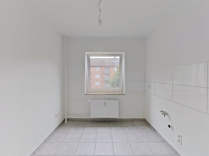 Die Blätter fallen, Ihre Miete auch: Gemütliche 2-Zimmer-Wohnung mit BALKON im Norden von Rendsburg – Küche