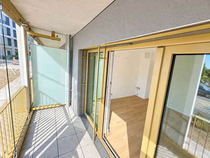 2-Zi.-Erstbezug in Pasing | Designküche mit Kochinsel | 13 m² Glasloggia – Glasloggia Blick zum Wohnraum