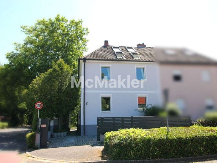 Family idyll in a prime location in Dreieich with dream garden & converted attic – Foto 1