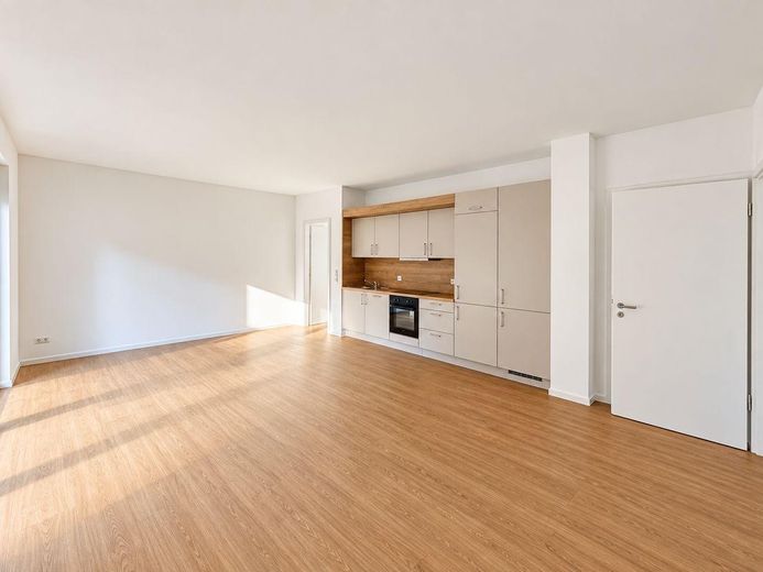 Appartamento per famiglie in un nuovo edificio! Appartamento di alta qualità con 4 locali e cucina componibile! Visita libera il 10.10.2026 – Wohnzimmer