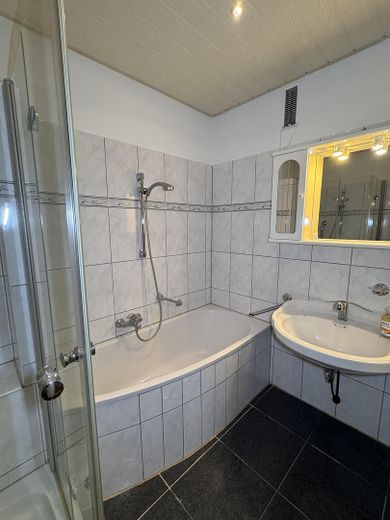 Moderne 3-Zimmer Wohnung mit Balkon im 10. OG in Köln-Eil (Porz) – Badezim. mit Badewanne&Dusche