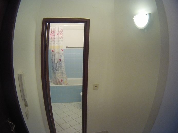 Flur mit Blick ins Bad