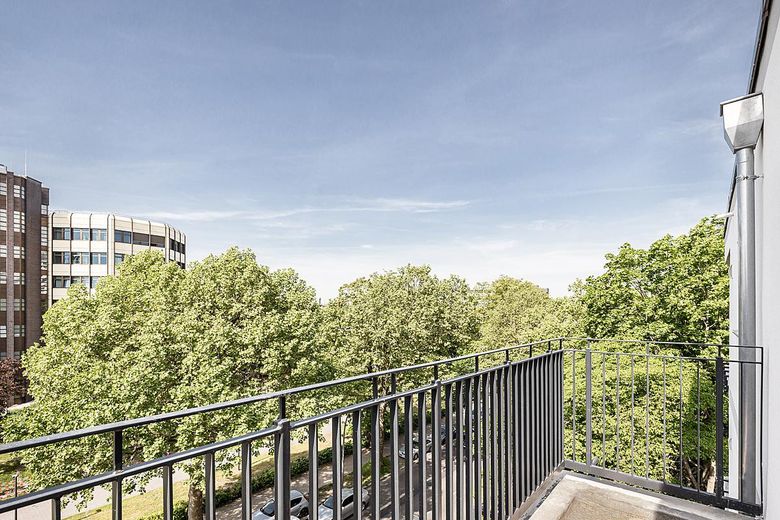Hochwertige Neubauwohnung | Dachgeschoss | großer Südwestbalkon | voll möbliert – Balkon Aussicht
