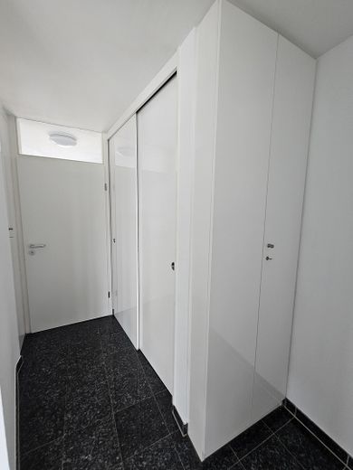 Großzügige Maisonette im Architektenhaus mit Kamin, Balkon & Albblick – ideal für 1–2 Personen – Einbauschränke (1. OG)