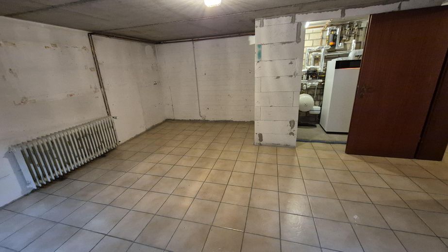Casa a schiera di testa ben tenuta con giardino recintato e posto auto coperto – Keller 3 