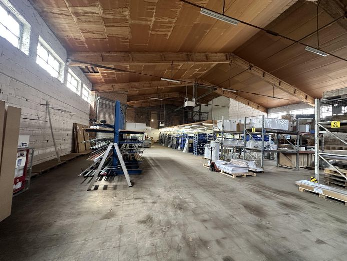 Hall as storage / workshop approx. 600 sqm with office and utility room / toilet, heated – Foto 3