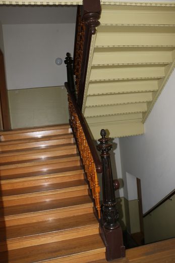Helle, großzügige 3-Zimmer-Wohnung mit Balkon, Aufzug und Hofstellplatz in Leipzig-Volkmarsdorf – Treppenaufgang