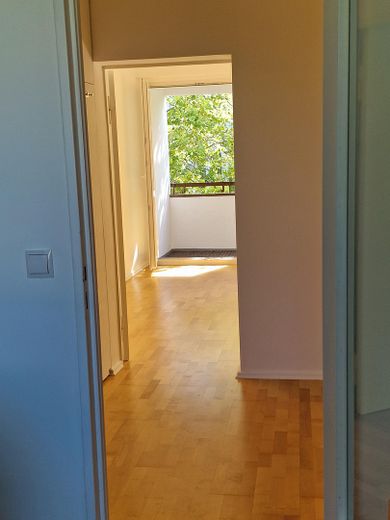 Sehr helle 2-Zi.-Whg., saniert, mit EBK, 4.OG mit Aufzug, Kudamm-Nähe – Vom Gang ins Wohnzi. blickend