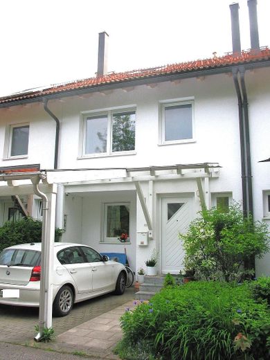 Beste Lage, Pilsensee, großes, gepflegtes Einfamilien-RMH, 141 m² Wfl., inkl. 2 Carports, Bj. 1998 – Eingangsseite mit Glascarport