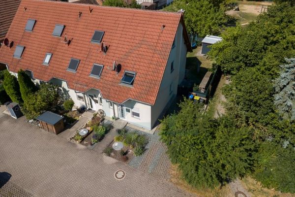 Zadbany dom szeregowy z kominkiem, ogrodem i 3 miejscami parkingowymi w Niederzimmern