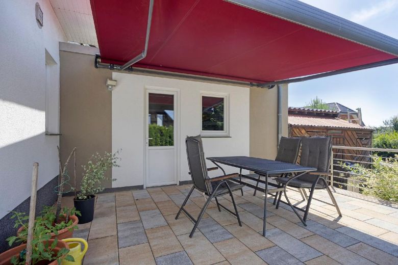 Wohnen mit Zukunft: Einfamilienhaus mit Wärmepumpe, Kamin und Effizienzklasse A+ – Terrasse #1