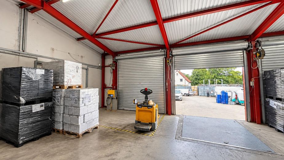 Nave de almacén y logística – 500 hasta 2.000 m² de superficie de almacenamiento con estanterías para palés y rampas de carga – Foto 3