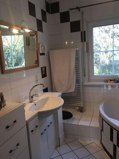 Casa unifamiliar con vivienda independiente - Inversión de capital - VENTA PRIVADA – EG   Wannenbad