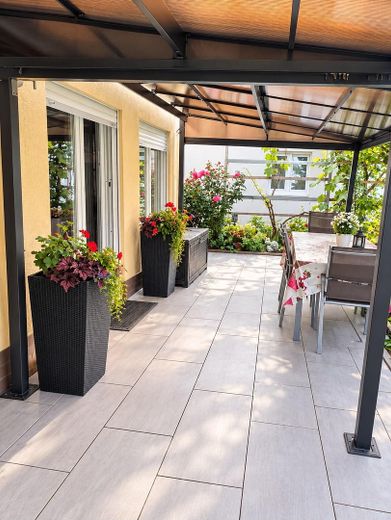 Platz für die ganze Familie: EFH am Feldrand mit Doppelgarage, PV & Sauna – provisionsfrei – Terasse