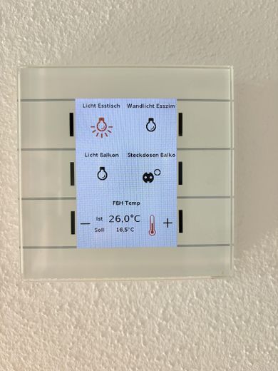 Hochwertige Neubauwohnung mit großzügiger Galerie in ZFH (möbliert) – KNX Glastaster
