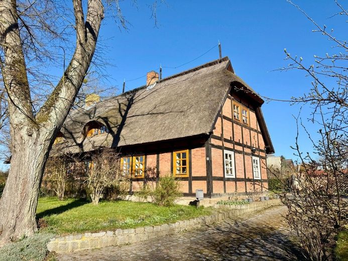 HORN IMMOBILIEN ++ tolles Reetdach-Fachwerkhaus in Alt Rehse bei Neubrandenburg, Denkmalschutz – Hausansicht