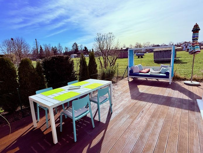 Sonnenterrasse mit Wiesenblick