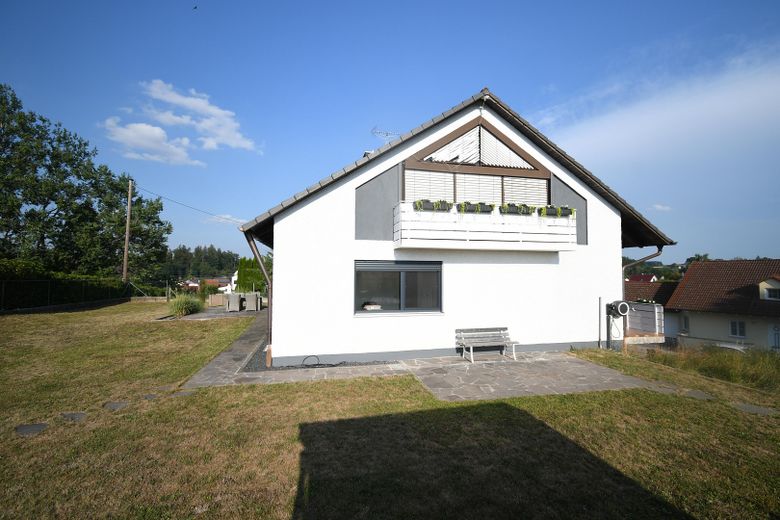 Großzügiges Einfamilienhaus in Ortsrandlage – 207 m² Wohnfläche auf 1.260 m² Grundstück – 03 Westansicht des Hauses