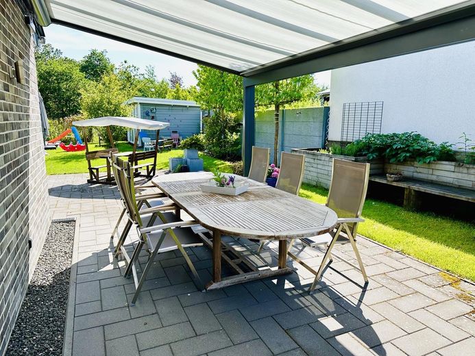 Modernes Wohnen für Familien: Freistehendes A+ Einfamilienhaus mit großzügigen Außenflächen – Terrasse