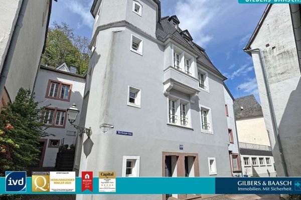 Saarburg: Ampio e storico edificio plurifamiliare con quattro unità abitative e un’unità commerciale.