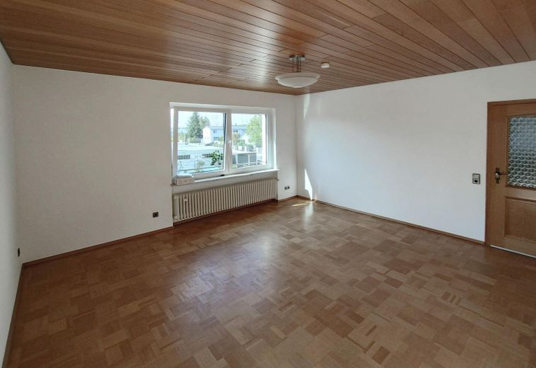 Helle, renovierte 4-Zimmer-Wohnung (1.OG) mit Küche und Süd-Balkon in ruhiger Lage in Kleinostheim – Schlaf/Wohn, Zugang Balkon