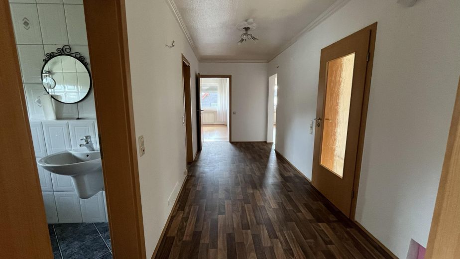 Bright 3-room apartment with fireplace & extra room in Gummersbach – available immediately – Flur