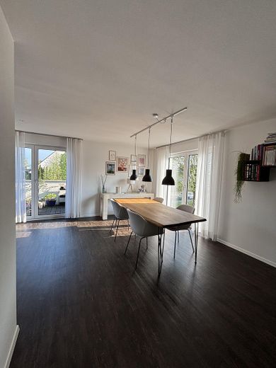 Energieeffizientes Mehrgenerationen-/Zweifamilienhaus mit Garten in ruhiger Ortsrandlage – Esszimmer 1. OG
