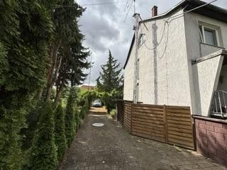 Charmant vrijstaand huis met balkon, garage en tuin – uw nieuwe thuis in Prausitz – Seitenansicht