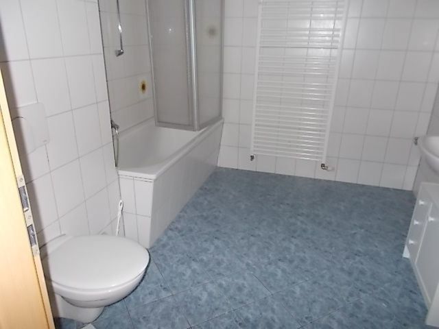 *** Großzügige 3-Zimmer mit Laminat, Wannenbad und Balkon! Carport oder Stellplatz mgl. – DSCN0023