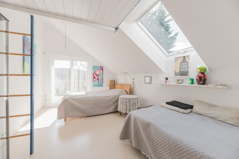 Panoramablick & Platzwunder: ca. 285m² Architektenhaus (Energie B), Einliegerwohnung & Praxis-Loft – Kinderzimmer  DG mit Balkon