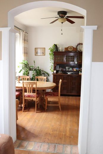 Charming country house with living basement, large garden, workshop, two verandas, hobby stable – Blick zum Esszimmer