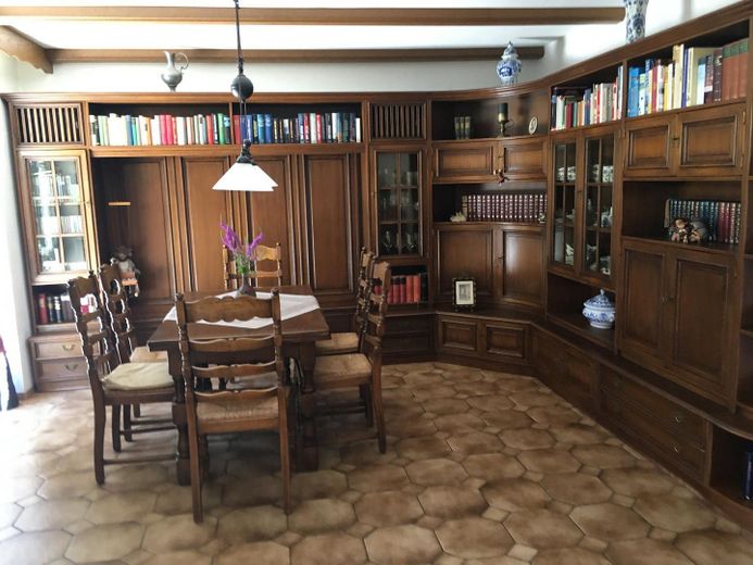 Ekskluzywny dom szeregowy skrajny w stylu bungalow z antresolą, basenem i wymarzonym ogrodem – Wohnzimmer Bild 1 