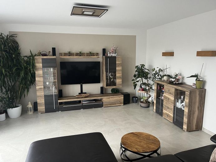 Exklusive 4-Zimmer-Gartenwohnung im Neubau mit großzügigem Garten, Einbauküche & E-Auto-Stellplatz – Foto 3