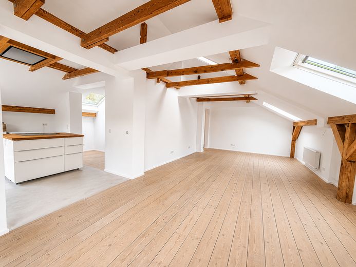 Kernsanierte Altbau-Perle in Nienstedten/Flottbek. Dachgeschosswohnung mit Stellplatz – Wohnzimmer