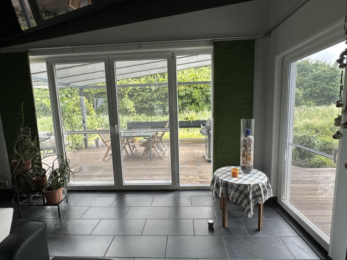 Immobile commerciale 2 capannoni 300 + 450 m² casa unifamiliare 188 m² – Wohnzimmer - Südterrasse