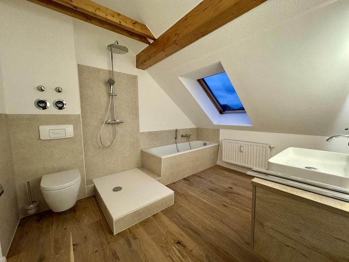 Lutherstraße: 2-Zimmer-Maisonette, fugenloses Bad, tolle Aussicht, Nobilia EBK – Badezimmer I