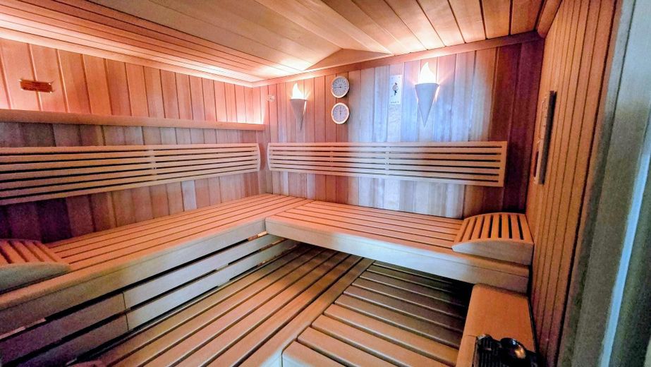 Provisionsfreies Einfamilienhaus in Wittislingen: 2.190m² Traumgrund, Außenpool, Whirlpool & Sauna – Sauna innen
