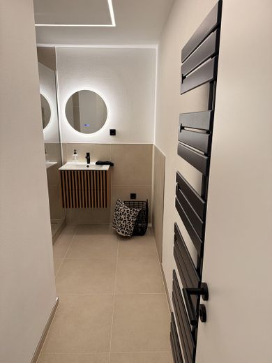 ERSTBEZUG - Vollständig sanierte 3-Zimmer-Wohnung mit Loggia und ca. 4 % Mietrendite in Nbg-Zabo – Bad