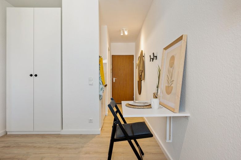 Kleiderschrank und Esstisch