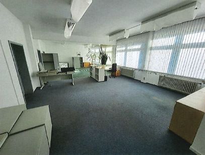Provisievrij solitair object op toplocatie! Kantoorruimte, productie en veel buitenruimte aan de A1! – Büro OG