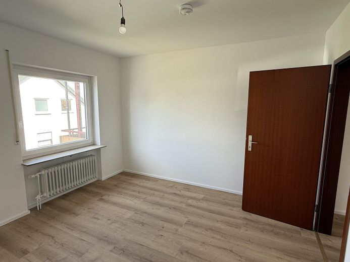 Erstbezug nach Kernsanierung: Helle gepflegte 3-Zimmer-Whg mit Balkon in Lauda-Königshofen – Schlafzimmer