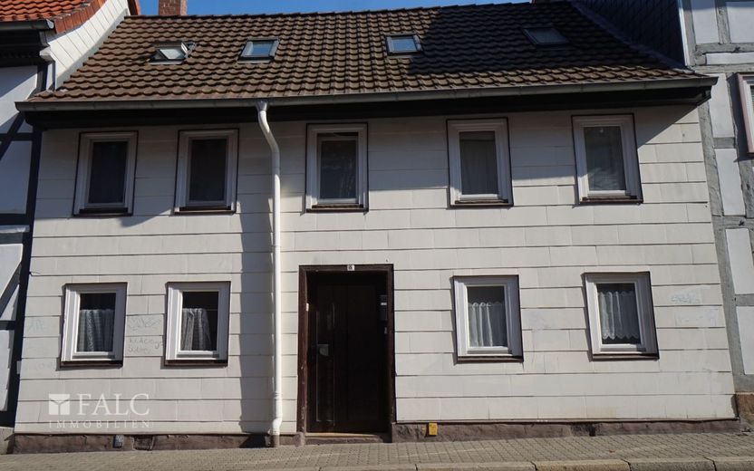 Romantischer Innenhof mit Fachwerkhaus im Zentrum von Göttingen - FALC Immobilien Göttingen – Blick von der Strasse 1