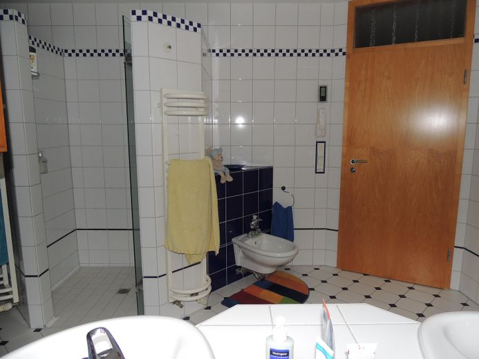 Freistehendes Niedrigenergie-EFH in Massivbauweise zwischen Pirmasens und Zweibrücken – Bad 