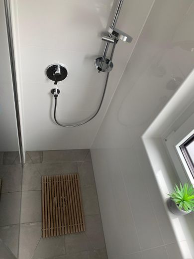 Luxus über den Dächern von München: stylisch möblierte 2-Zi-Whg. – Bad