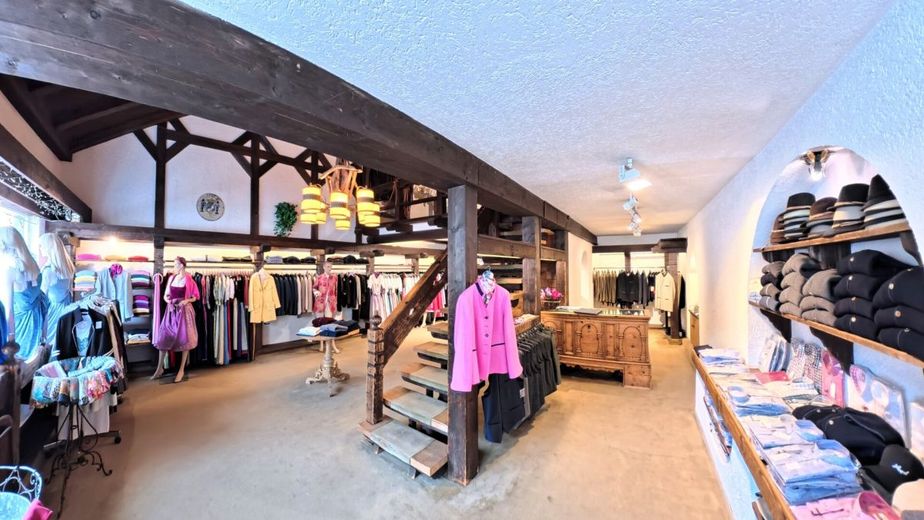 Charmante Boutique- und Ladenfläche mit Galerie, Schaufenstern und Stellplätzen in Bestlage von Wallgau – Boutique Innen