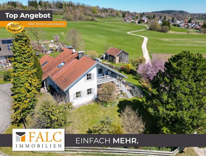 Exklusive Landhaus-Idylle mit unverbaubarem Blick ins Ampermoos – Drohne Garten mit Grundstück und Gebäude Blick Nord