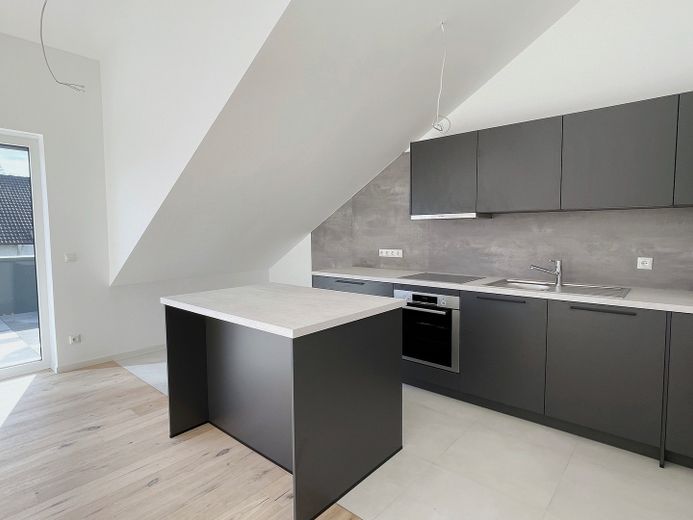 Attico, cucina componibile nuova, posizione AAA vicino all’acqua – Foto 6