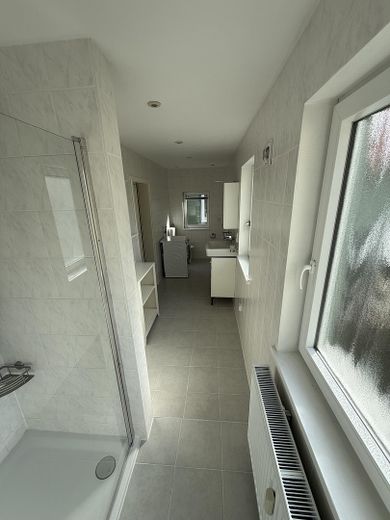 möbliertes Zimmer in Wohngemeinschaft in denkmalgeschütztem Gebäude – Blick vom Westen