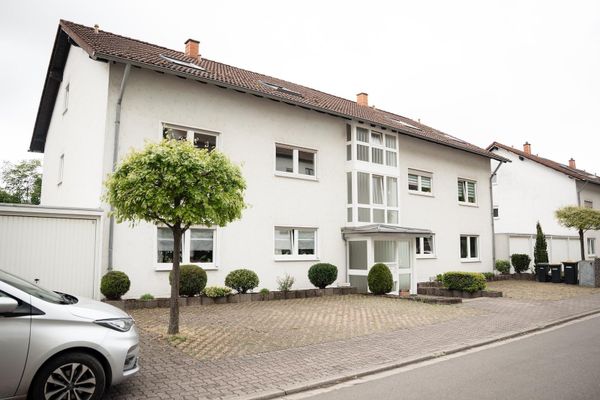 Frisch renovierte 3-Zimmer Wohnung mit Loggia ins Grüne, Einbauküche und Garage